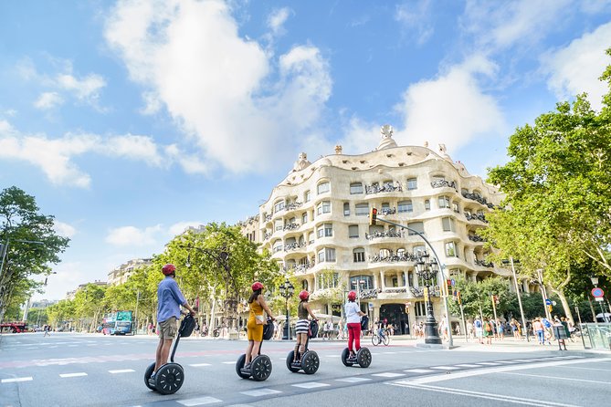 2,5h Barcelona Gaudí Segway Tour - From graffiti walls to Columbus Monument