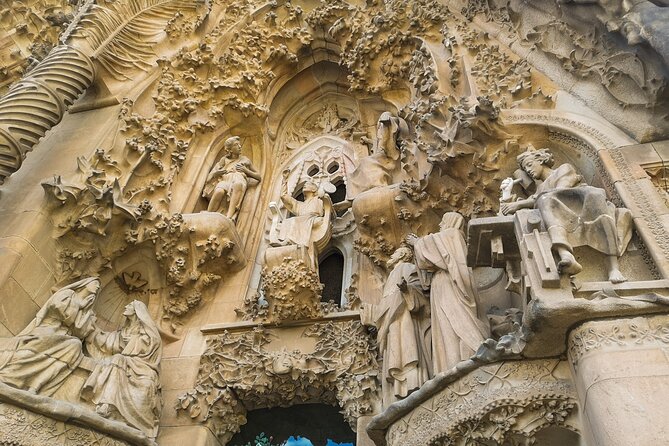 2-Day Tour: Gaudi & Sagrada Familia + Montserrat & Winery - Lunch in the Penedès Valley