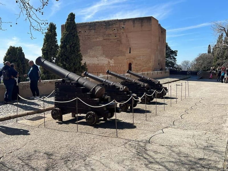 Alhambra Surroundings: History, Architecture and Legends - Why this outdoor Alhambra tour makes sense