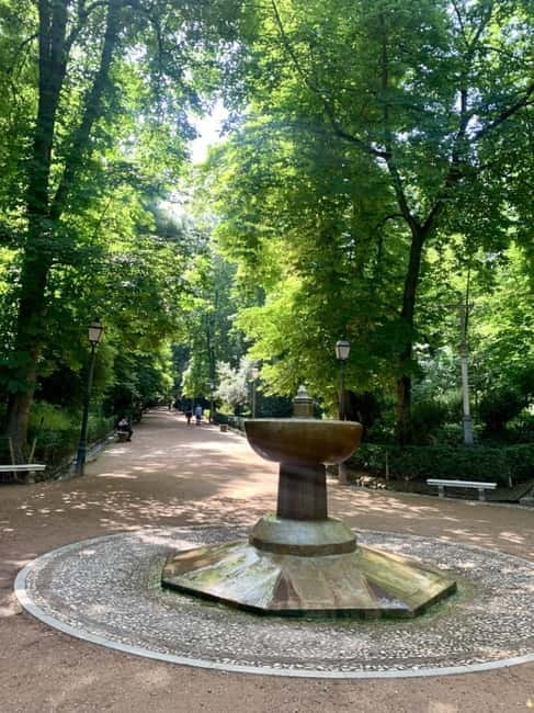Alhambra Surroundings: History, Architecture and Legends - Guide style, languages, and the walking pace