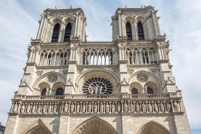 Architectural Paris: Private Tour with a Local Expert - Crossing the oldest standing bridge in Paris