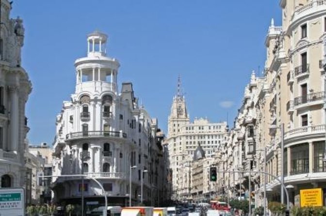 Architecture tour Gran Vía from its best rooftops 20thC - Key points at a glance
