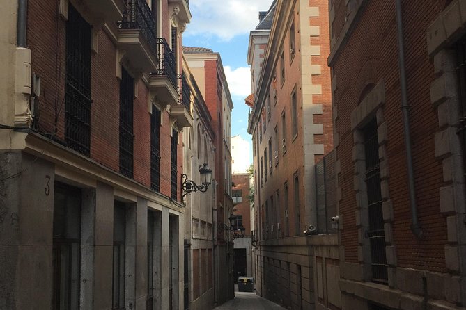 Architour through Lavapiés and Rastro with an architect - Art Deco theater façades and Madrid’s modern movement