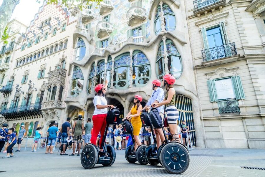 Barcelona: 2,5hr Art of Gaudí Segway Tour - Starting at the Tres Xemeneies gardens