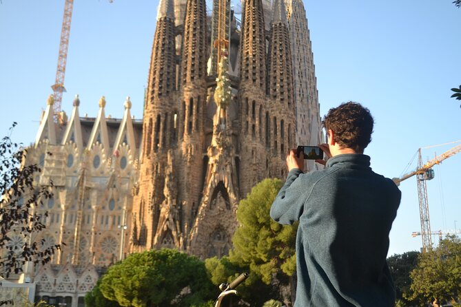Barcelona 3-hour Bike or E-Bike Tour: Gaudí By Bike - Twenty minutes at Sagrada Família