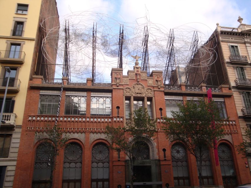 Barcelona: Art Nouveau & Gaudí Tour - What the guide adds to the experience