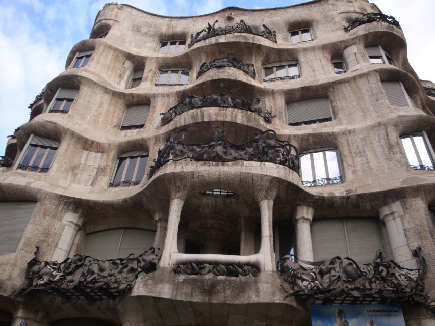 Barcelona: Art Nouveau & Gaudí Tour - Entering the Golden Square
