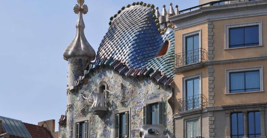 Barcelona: Discover Gaudi Architectural Guided Tour - Why an architect guide changes the experience