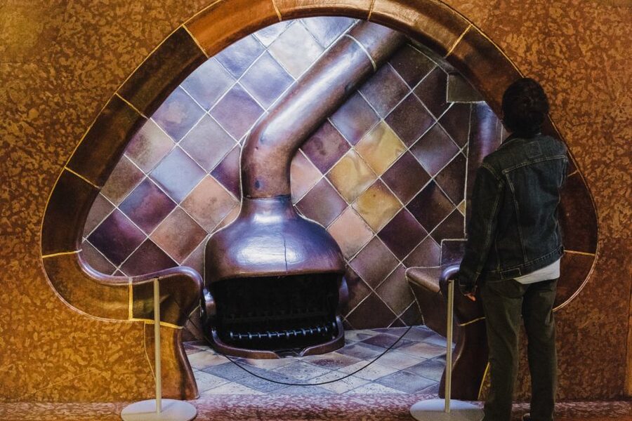 Barcelona: Discover Gaudí, Sagrada Familia, and Park Güell - Casa Milà and the Passeig de Gràcia comparison