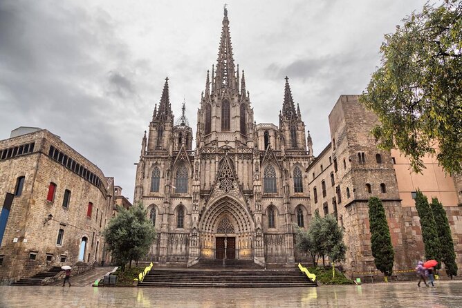 Barcelona e-Bike Tour: Gaudí & Old Town Small Group - Key points at a glance