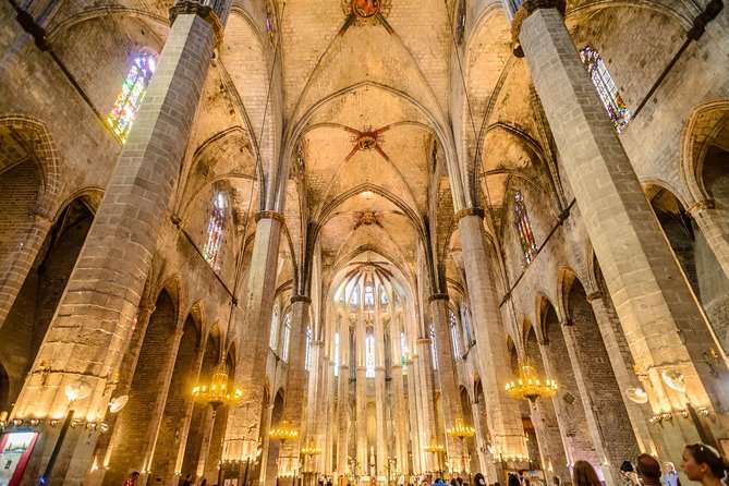 Barcelona e-Bike Tour: Gaudí & Old Town Small Group - Gaudí and the grand Modernista avenues