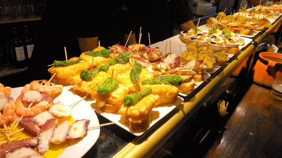 Barcelona: Evening Walking Tour in the Gaudi Area with Tapas - What the fourth venue adds to the evening