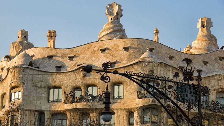 Barcelona: Evening Walking Tour in the Gaudi Area with Tapas - Who should book this Barcelona tapas walk?