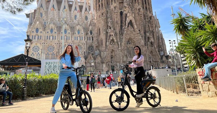 Barcelona: Gaudi Guided E-Bike Tour - Starting in Ciutat Vella and getting ready to ride