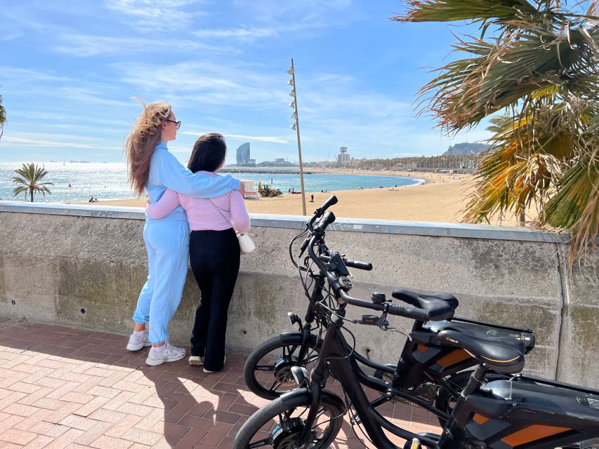 Barcelona: Gaudi Guided E-Bike Tour - The park stop and time for photographs