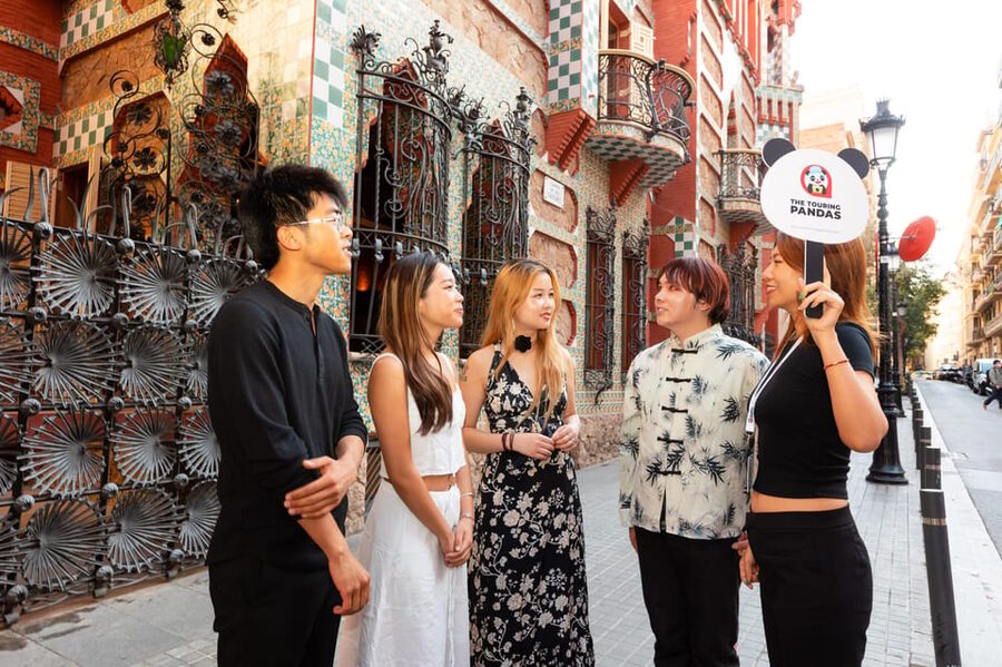 Barcelona: Gaudí Houses & Sagrada Familia Tour - Guide quality can shape the entire day