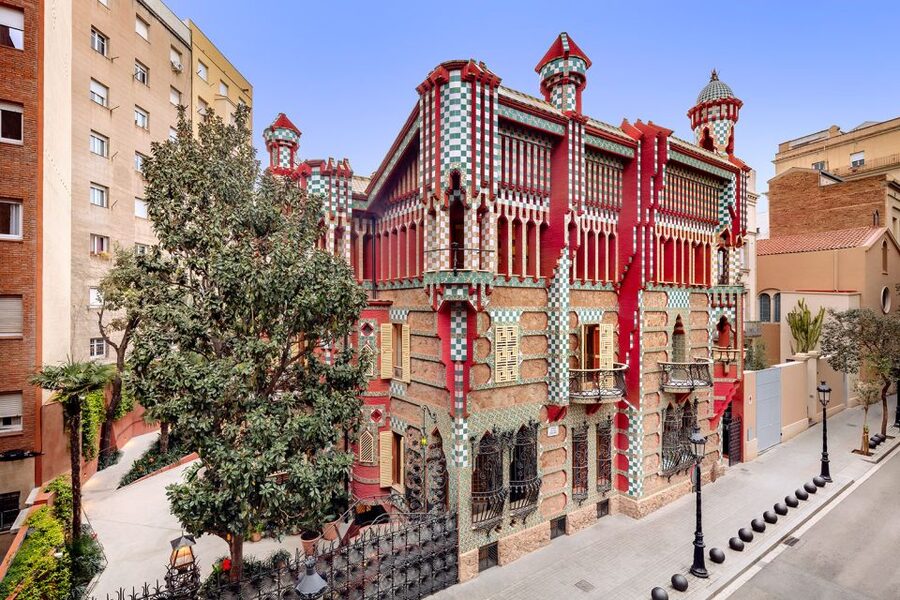 Barcelona: Gaudí Houses & Sagrada Familia Tour - Casa Vicens: Gaudí before the famous curves