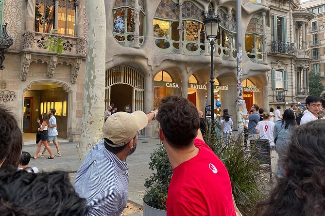 Barcelona: Gaudí, Tapa, Drink & Hidden Architectural Gems - What this Barcelona tour really offers