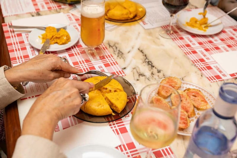 Barcelona: Gaudi Tapas & Wine Tasting Small Group Tour - Why this Barcelona evening works so well