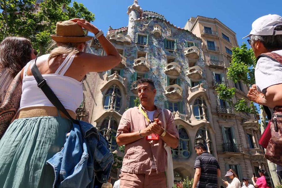 Barcelona: Gaudi Tapas & Wine Tasting Small Group Tour - Rambla de Catalunya and the final approach