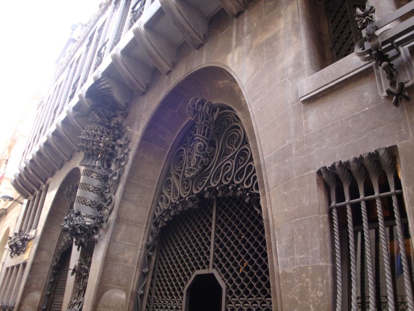 Barcelona: German City Tour from Gaudí's Perspective - What the price means for a small private group