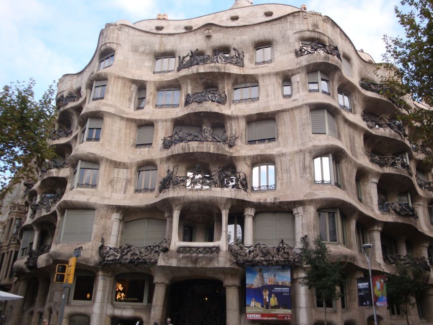Barcelona: German City Tour from Gaudí's Perspective - The Golden Square and Barcelona’s Modernist competition