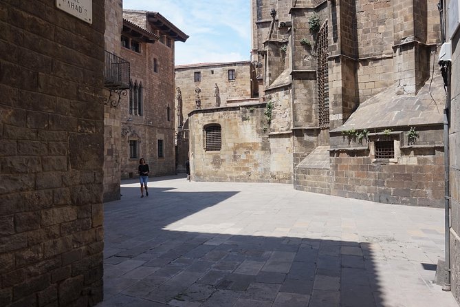 Barcelona in One Day: Gaudí, Gothic Quarter &Tapas (Private Tour) - Casa Batlló and the Illa de la Discòrdia