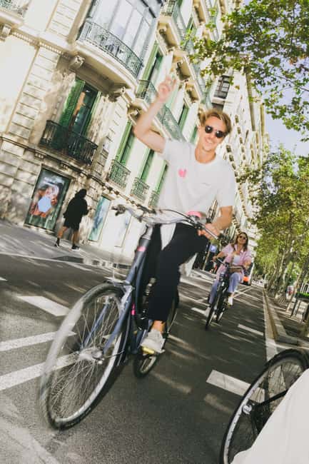 Barcelona Private E-Bike Tour (2.5h): Gaudí & City Stories - Sagrada Família: the major photo stop
