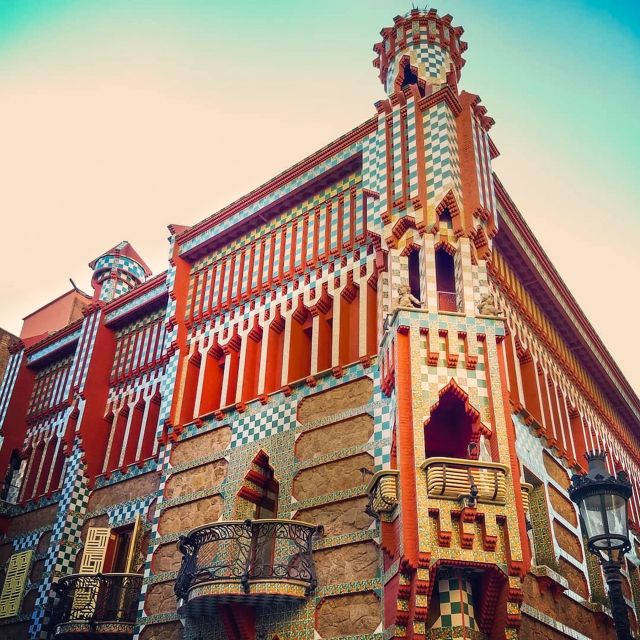 Barcelona: Private Gaudi Tour to Casa Mila & Casa Vicens - Casa Milà and its rooftop views