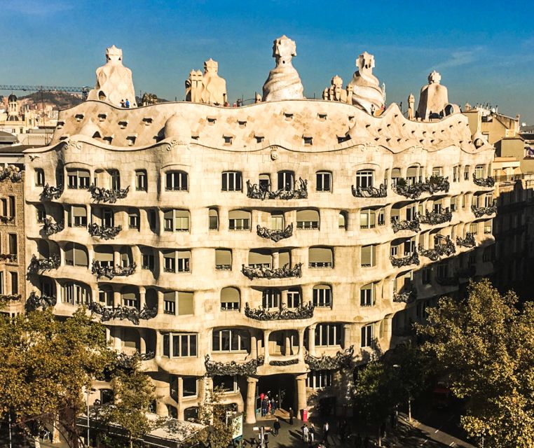 Barcelona: Private Gaudi Tour to Casa Mila & Casa Vicens - The subway ride to Casa Vicens