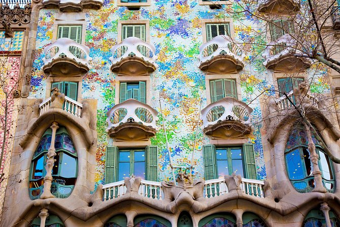 Barcelona Private Walking Tour through the City of Gaudi - Palau Güell, Plaça Reial, and the Liceu