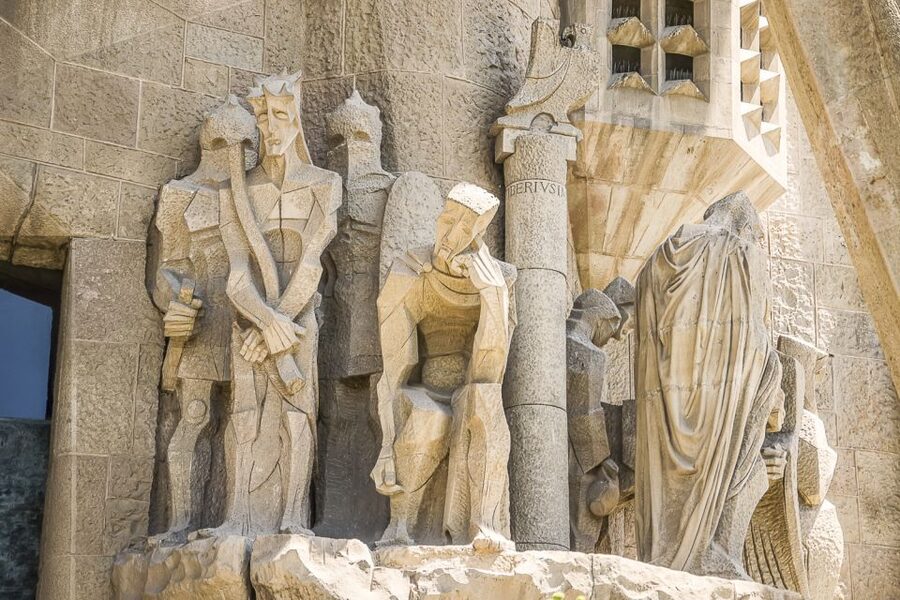 Barcelona: Sagrada Familia and City Tour with Hotel Pickup - From the coast to Port Vell