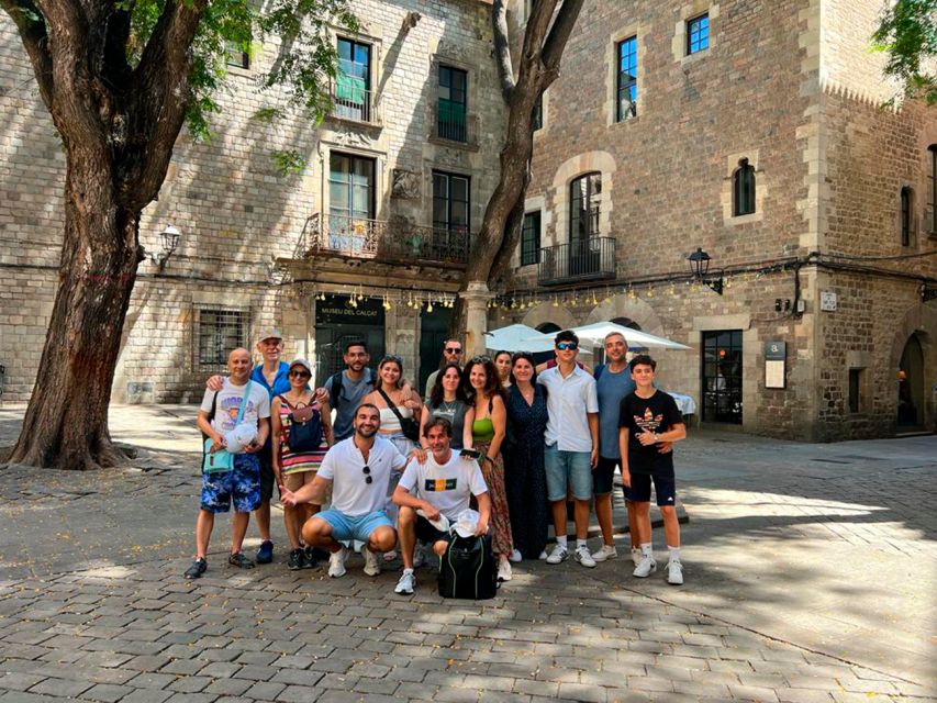 Barcelona: Sagrada Familia, Modernism, and Old Town Tour - The Kiss Mural and the final stop at Plaça del Rei