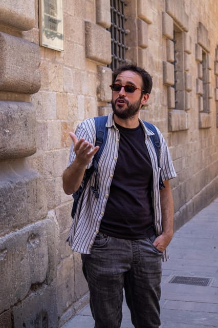 Barcelona: Sagrada Familia, Modernism, and Old Town Tour - What the small group and guide style add