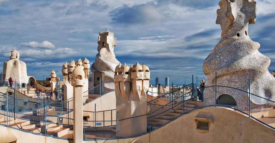 Barcelona: The Genuis of Gaudi & Modernist Architects Tour - The 10-minute metro connection