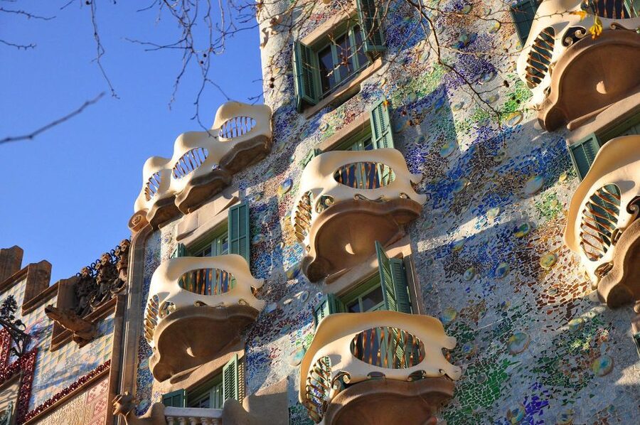 Barcelona: The Genuis of Gaudi & Modernist Architects Tour - Three façades, one competitive avenue