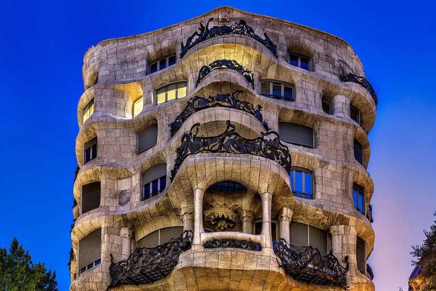 Barcelona Walking Tour: Modernisme & Iconic Architecture - Casa Lleó Morera and the Block of Discord