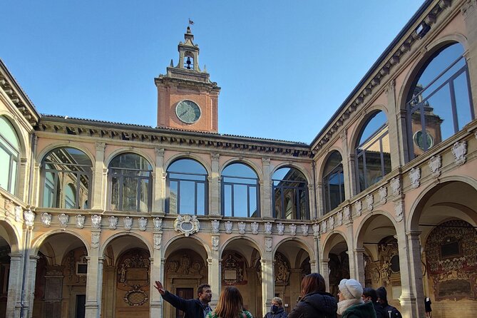 Best of Bologna in one day : Food, architecture, art and history - San Giacomo Maggiore and Santa Cecilia: art tucked into an active church