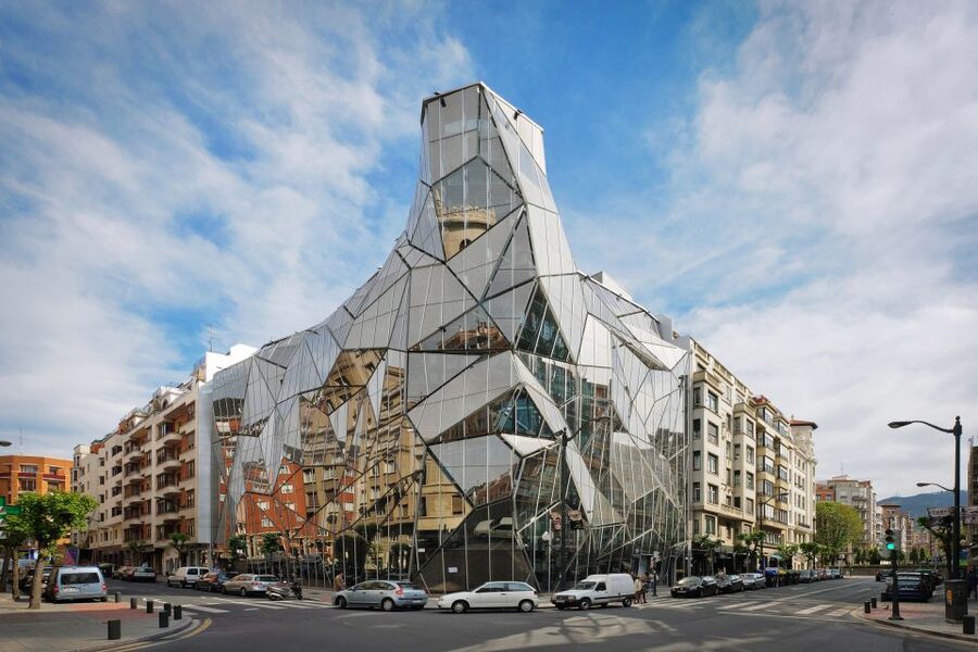 Bilbao: Historical and Architectural Walking Tour - Banks, gardens, and the families behind the palaces