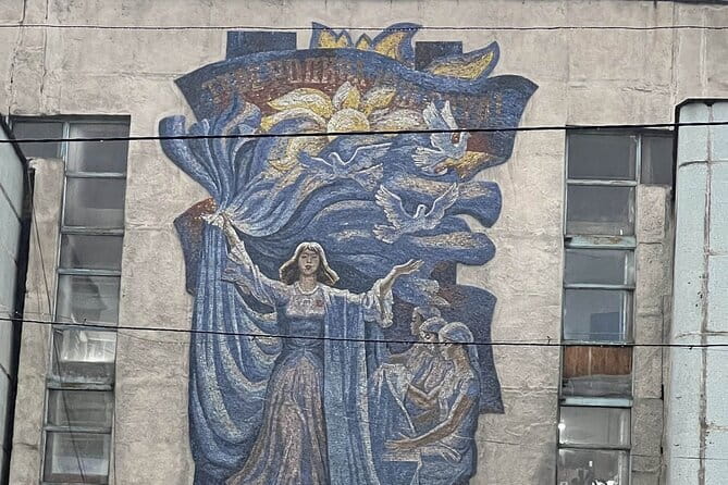 Bishkek : USSR History , Soviet Architects , Statues & Mosaics - Ala-Too Cinema and public art