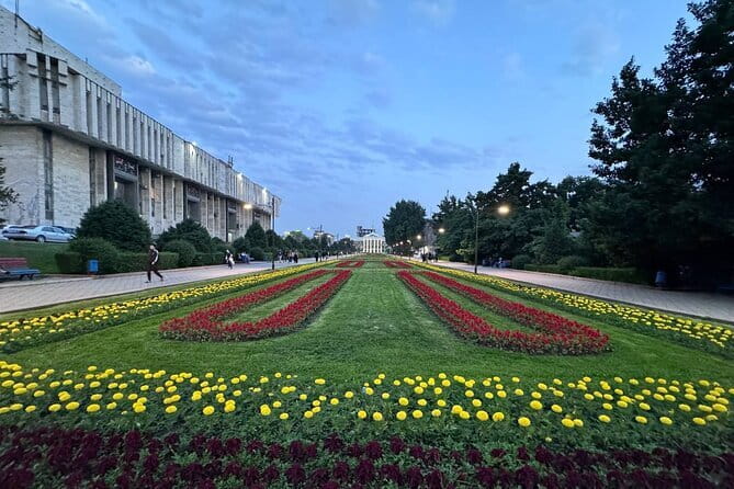 Bishkek : USSR History, Soviet Architects ,Statues & Mosaics - Lenin Square and the symbols of communism