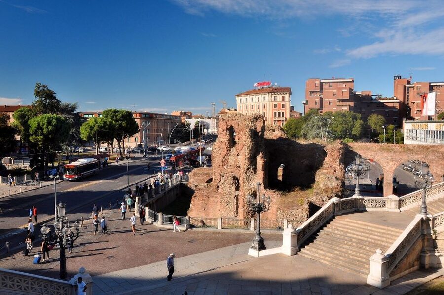 Bologna: Guided Architecture Walking Tour - Piazza Maggiore and San Petronio’s unfinished-looking facade