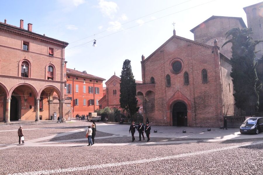 Bologna: Guided Architecture Walking Tour - Corte Isolani, Santa Cecilia, and San Giacomo Maggiore