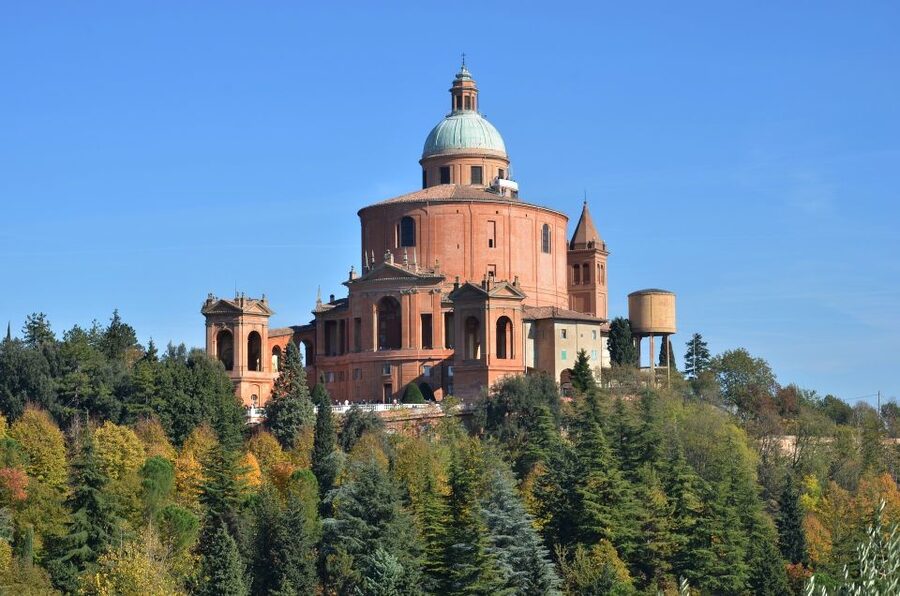 Bologna: Guided Architecture Walking Tour - Finishing around the Quadrilatero markets