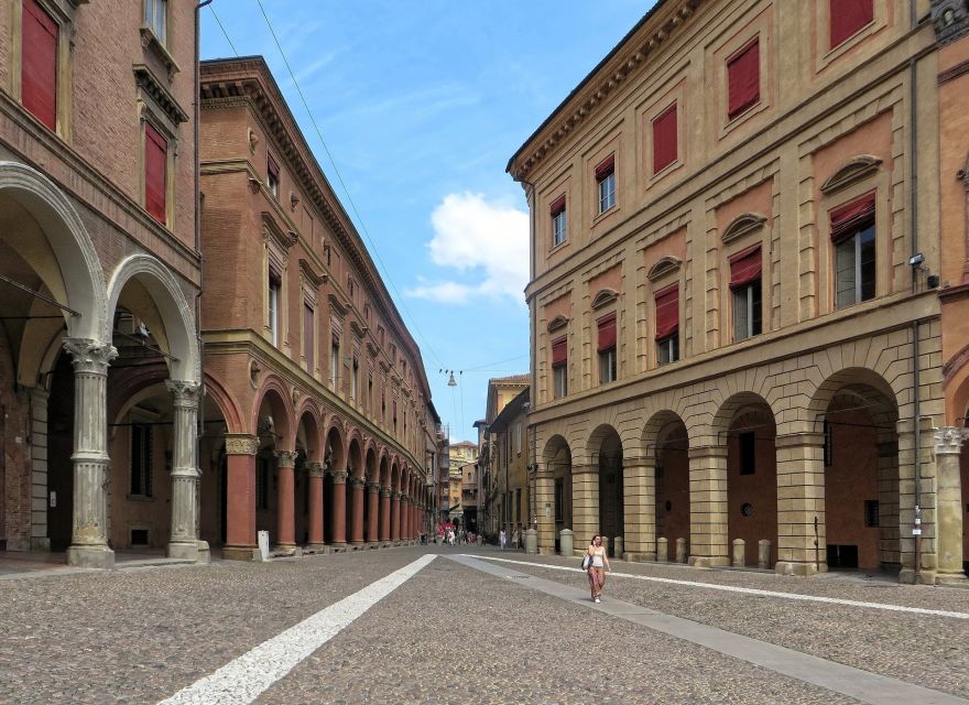 Bologna: Guided Architecture Walking Tour - What the two-hour format really gives you