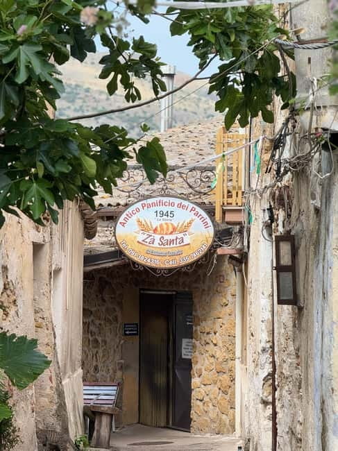Borgo Parrini Gaudí-style: a walking tour in a colorful art village - Key points to know before booking