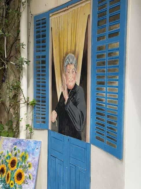 Borgo Parrini Gaudí-style: a walking tour in a colorful art village - Meeting the hosts and entering the village