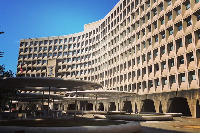 Castle to Capitol: Museums of the National Mall Architecture Tour - The Hirshhorn Museum and its spaceship shape