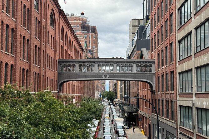 Chelsea and the High Line NYC Architecture Walking Tour - Chelsea galleries and The Standard, High Line