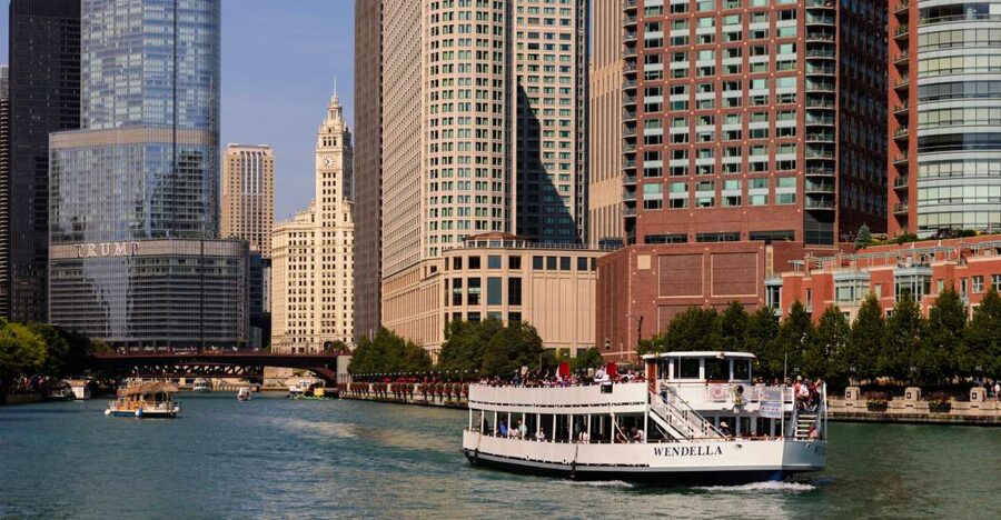 Chicago: 45-Minute Family-Friendly Architecture River Cruise - The opening stretch along the Chicago River